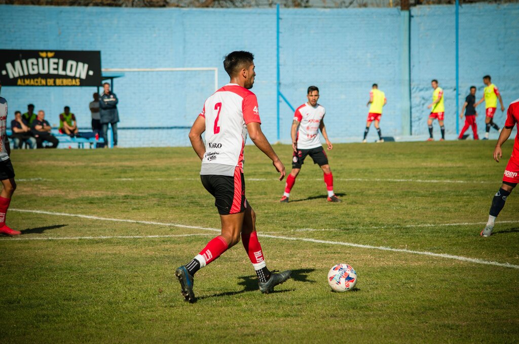 Jika kamu suka bermain sepak bola, kata kerja Bahasa Inggris apa yang tepat digunakan untuk "bermain"?
