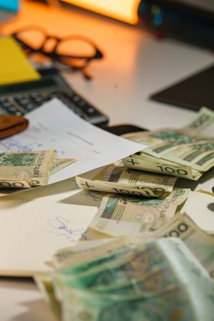     El salario de un empleado contratado con un sueldo mensual fijo puede considerarse un costo fijo.