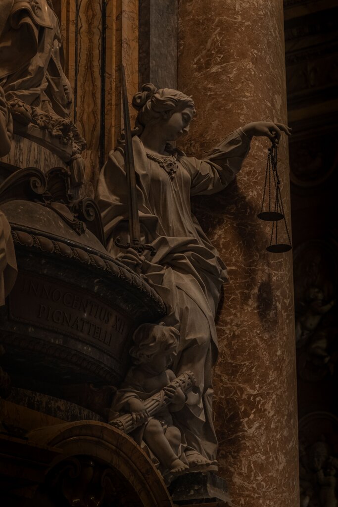 ¿Cómo se reconoce la personería jurídica pública de las diócesis y prelaturas de la Iglesia Católica en el Perú?  
