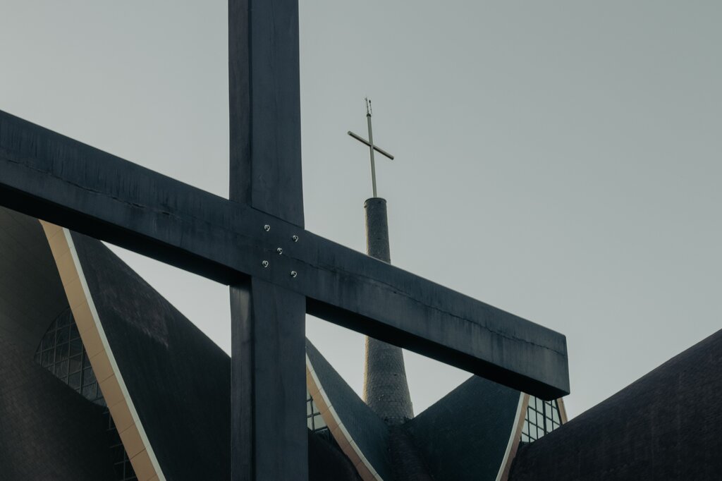 ¿Cuál es la condición central obligatoria para que la Iglesia o sus entidades mantengan la exoneración tributos?
