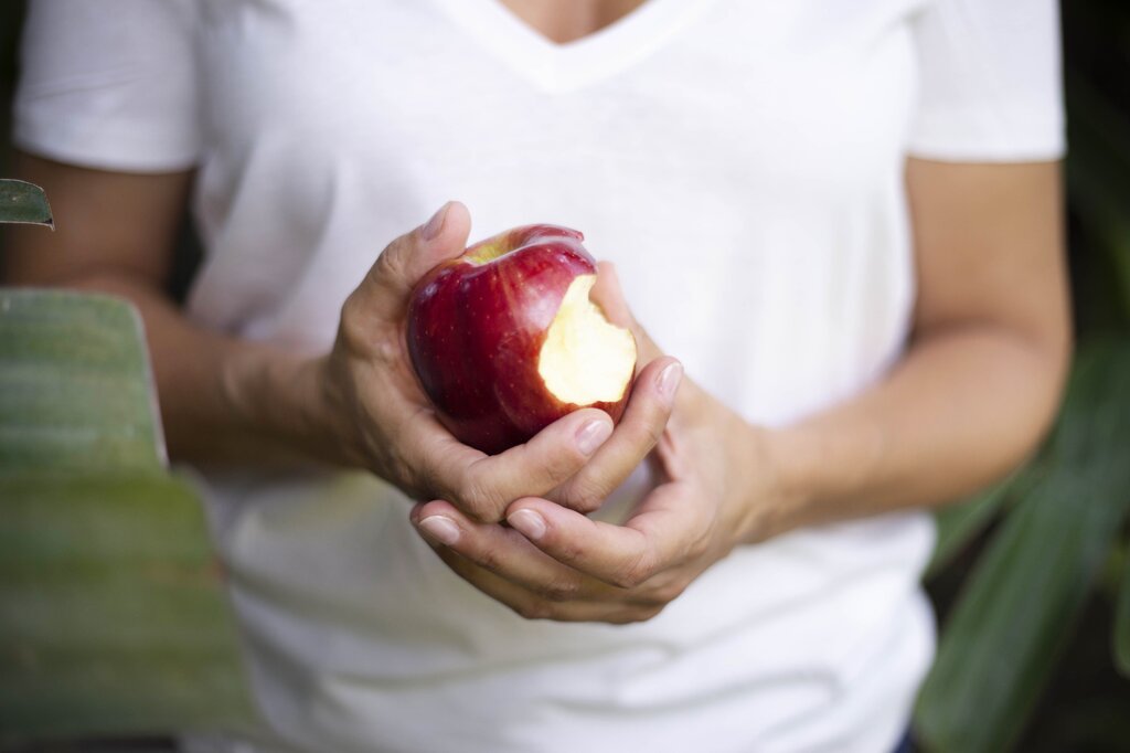 Una manzana mordida por una persona: ¿natural o humano?