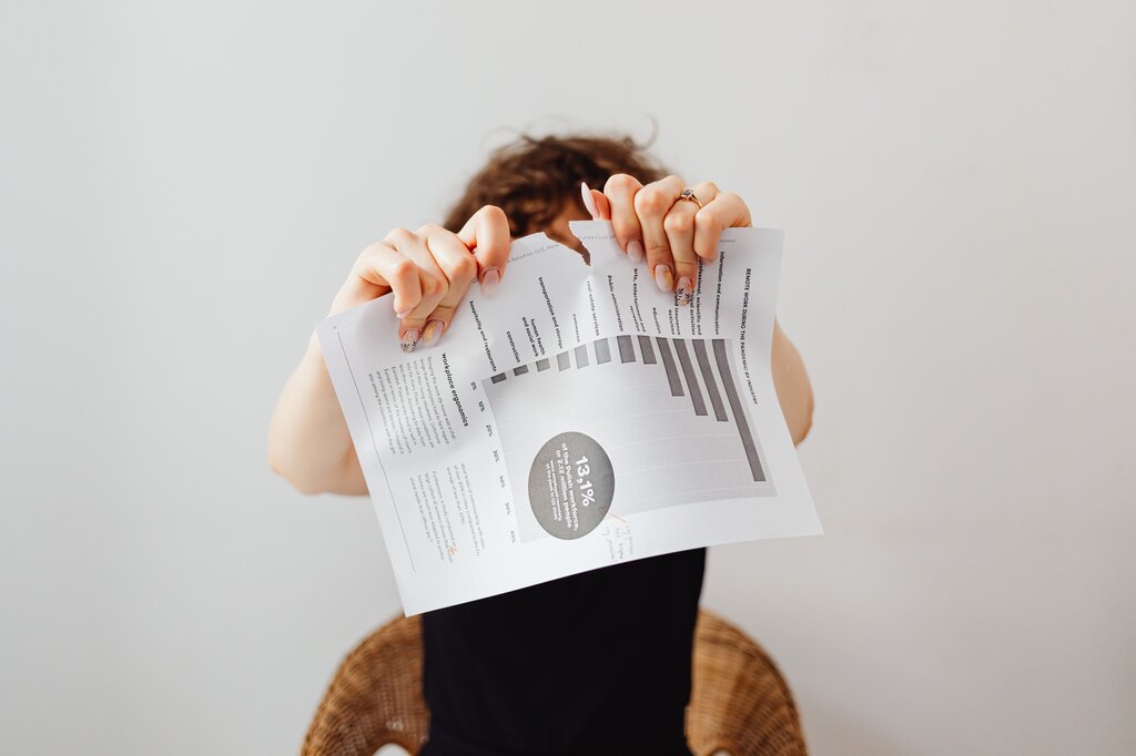 Rasgar un papel con las manos: ¿natural o humano?