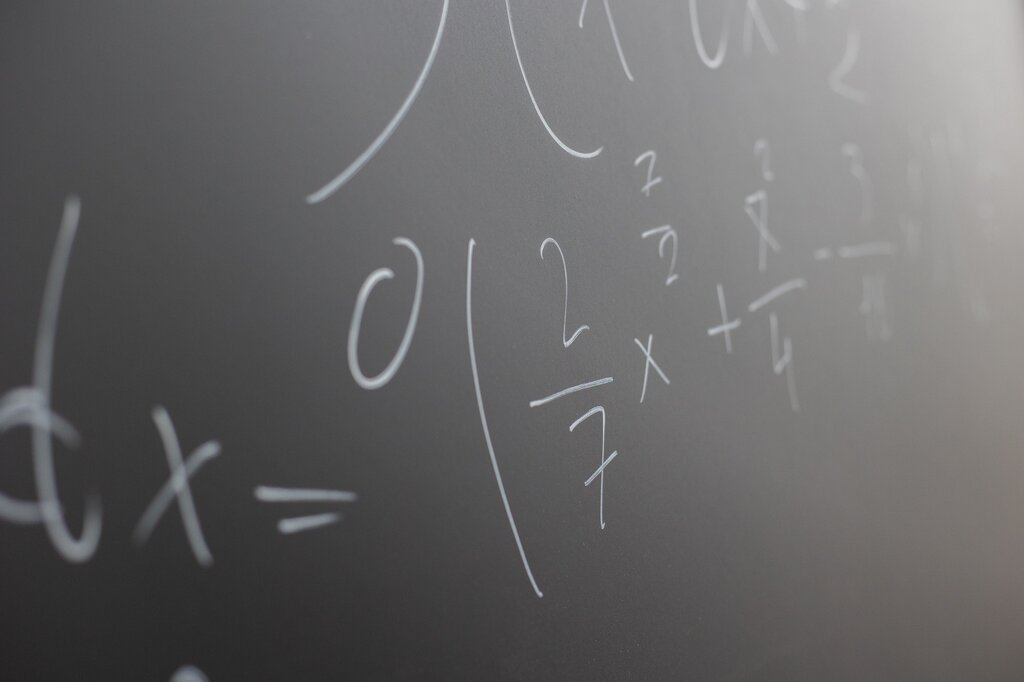 Resolviendo  el sistema: 2x+3y=6 ; x+y=2,   la  solución  es: