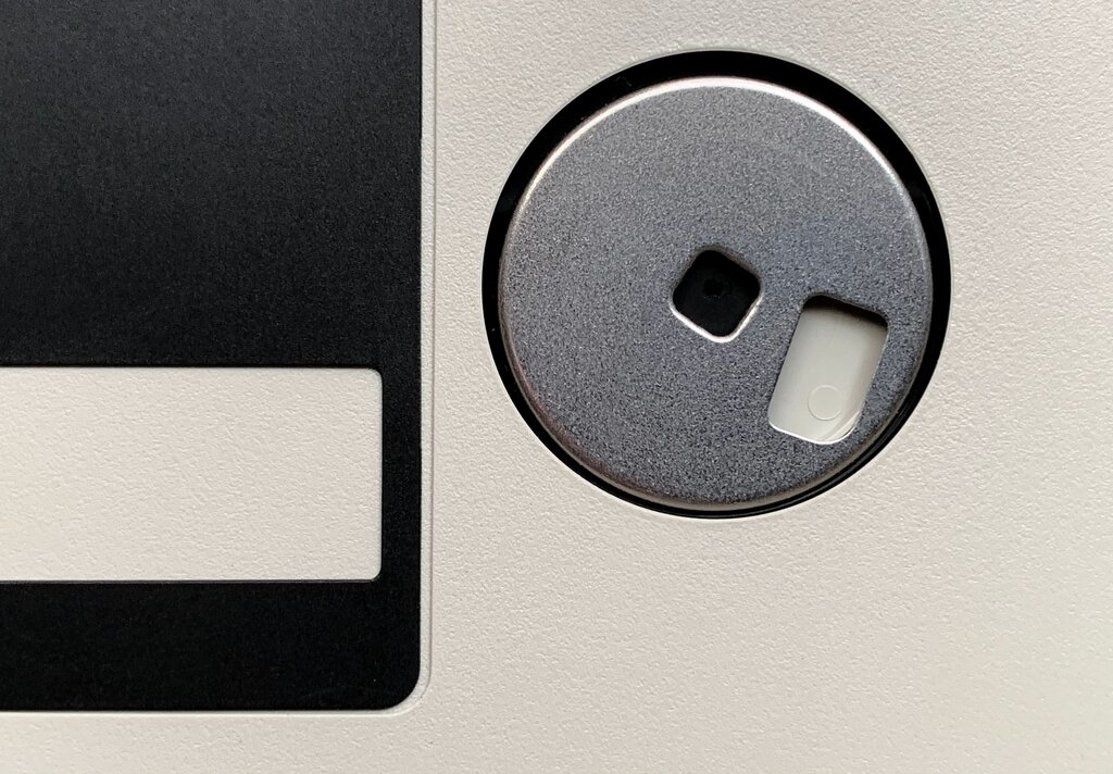Un  sistema  de  ecuaciones  de  2x2  compatible  determinado presenta: