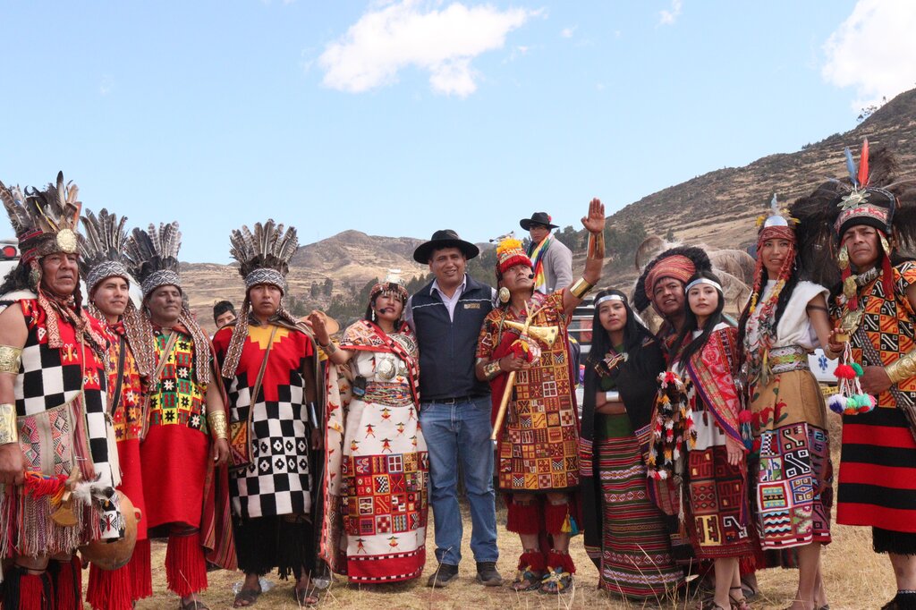 ¿Qué sociedades preincaicas habitaron la sierra ecuatoriana antes de la dominación incaica?