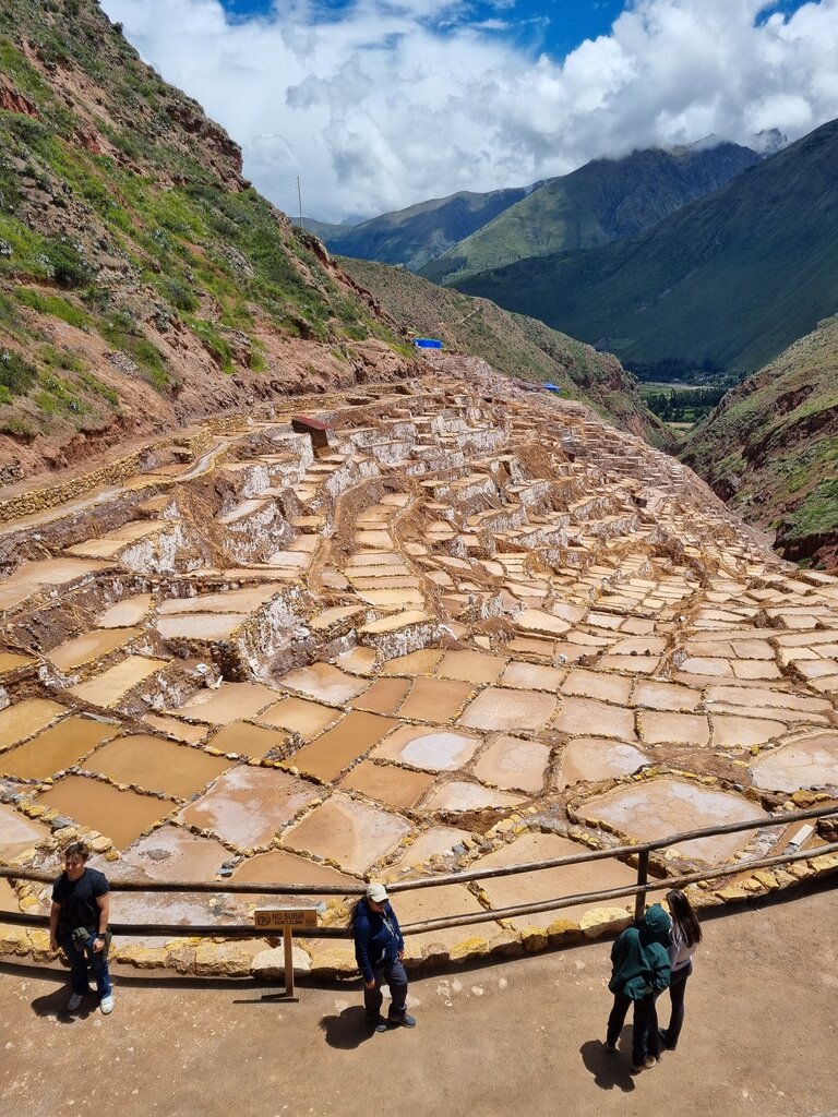 Qué instrumentos utilizó el Inca para controlar recursos y tránsito en tierras ocupadas?