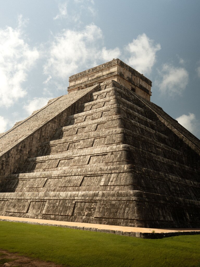 ¿Qué sitio arqueológico en Yucatán es famoso por sus pirámides y el calendario maya?