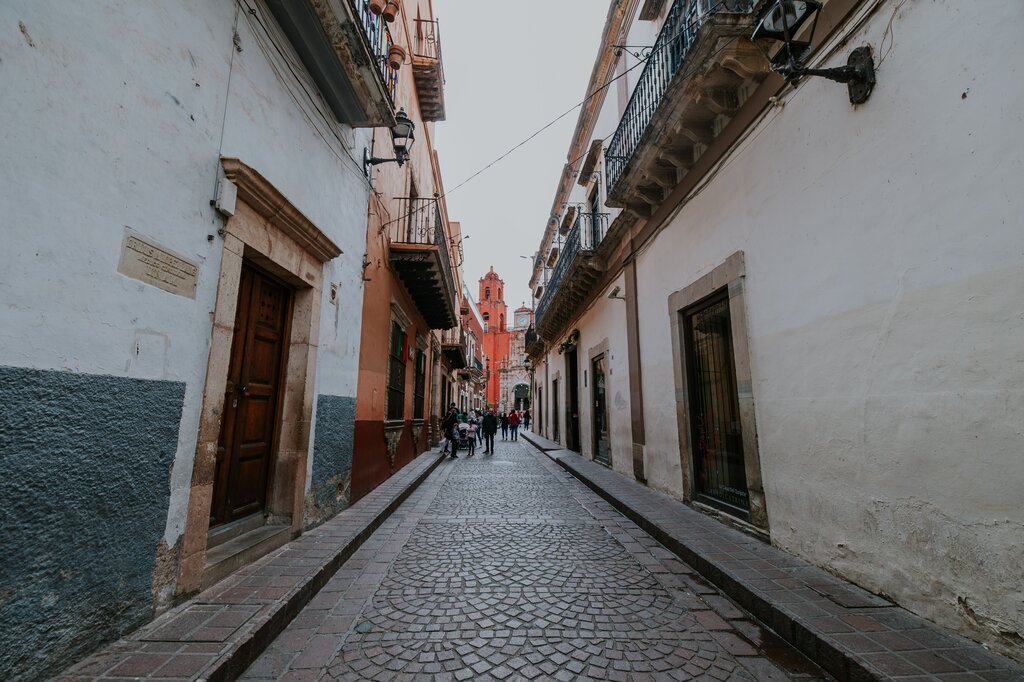 ¿Qué ciudad mexicana destaca por su arquitectura colonial y callejones subterráneos?