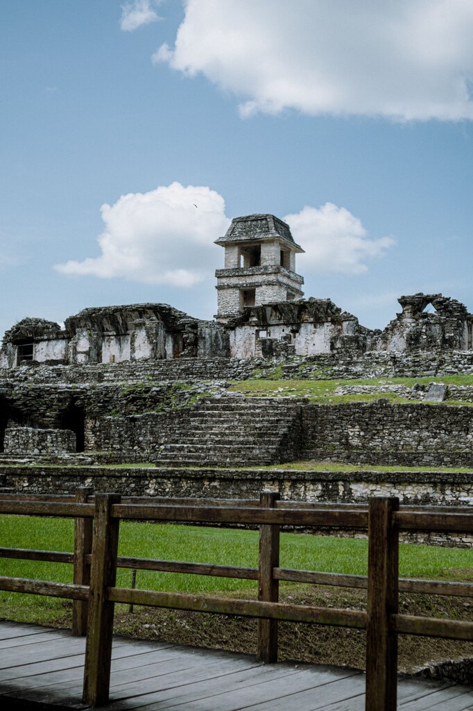 ¿Qué estado alberga las ruinas de Palenque, rodeadas de selva chiapaneca?