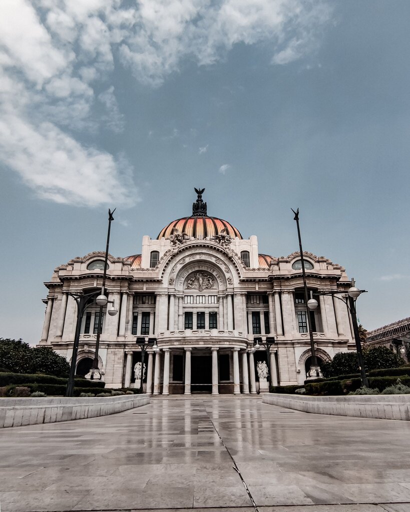 ¿Qué emblemático edificio cultural está en la Ciudad de México y alberga óperas y museos?
