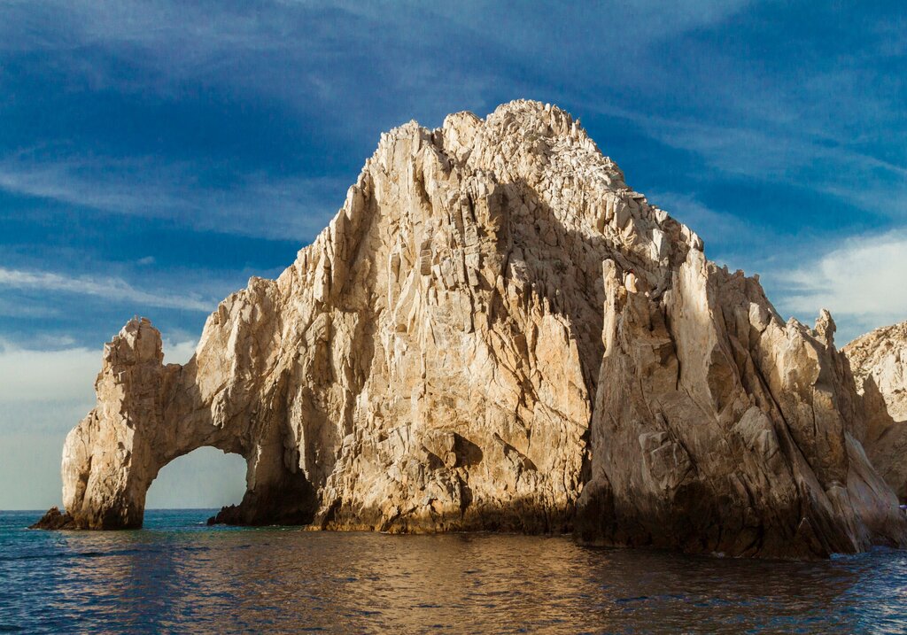 ¿Cuál formación costera famosa por su arco natural es un ícono de Baja California Sur?