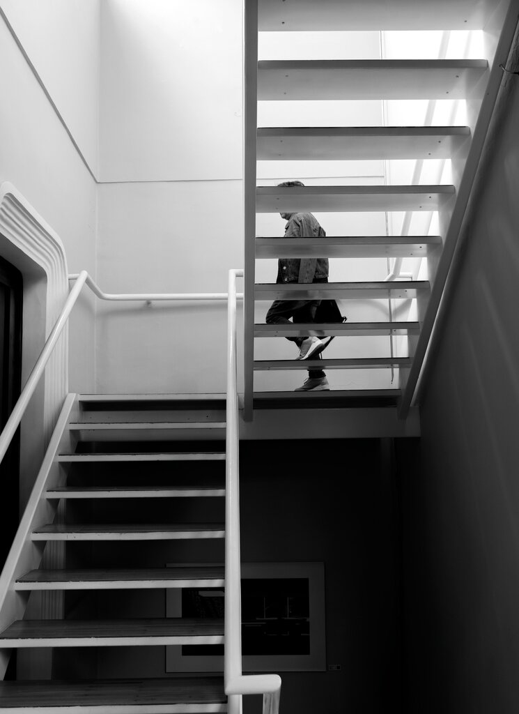 Al subir o bajar por una escalera fija, ¿Qué debes hacer?