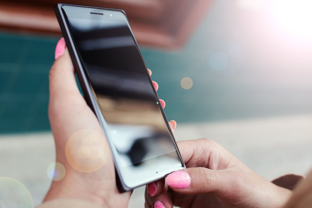 Vas caminando y necesitas revisar una información en el celular. ¿Qué haces?