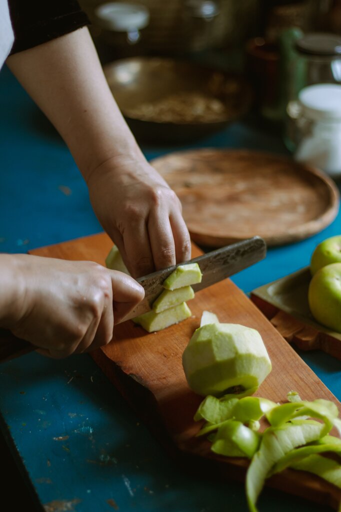 Which simple machine can be used to cut an apple?