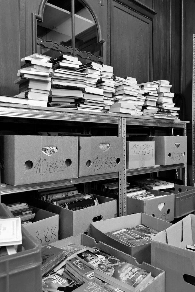 Una biblioteca recibe 24 cajas con 15 libros en cada caja. ¿Cuántos libros recibe en total?