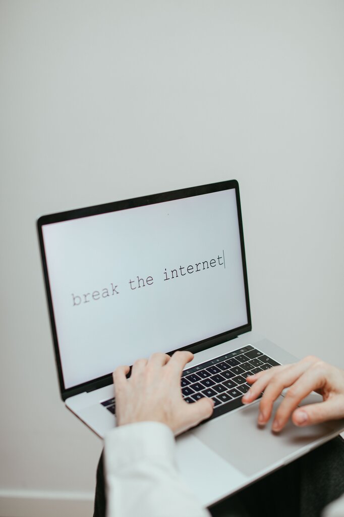 ¿Qué valor se fomenta cuando usamos internet con respeto hacia otros?