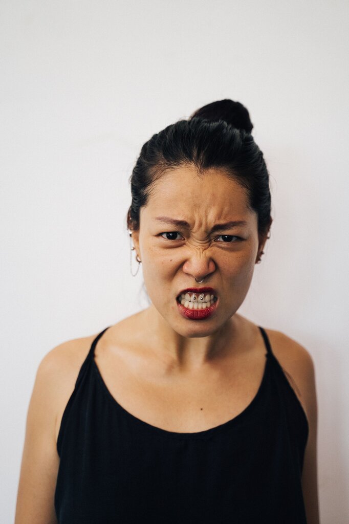 她的表情如何？