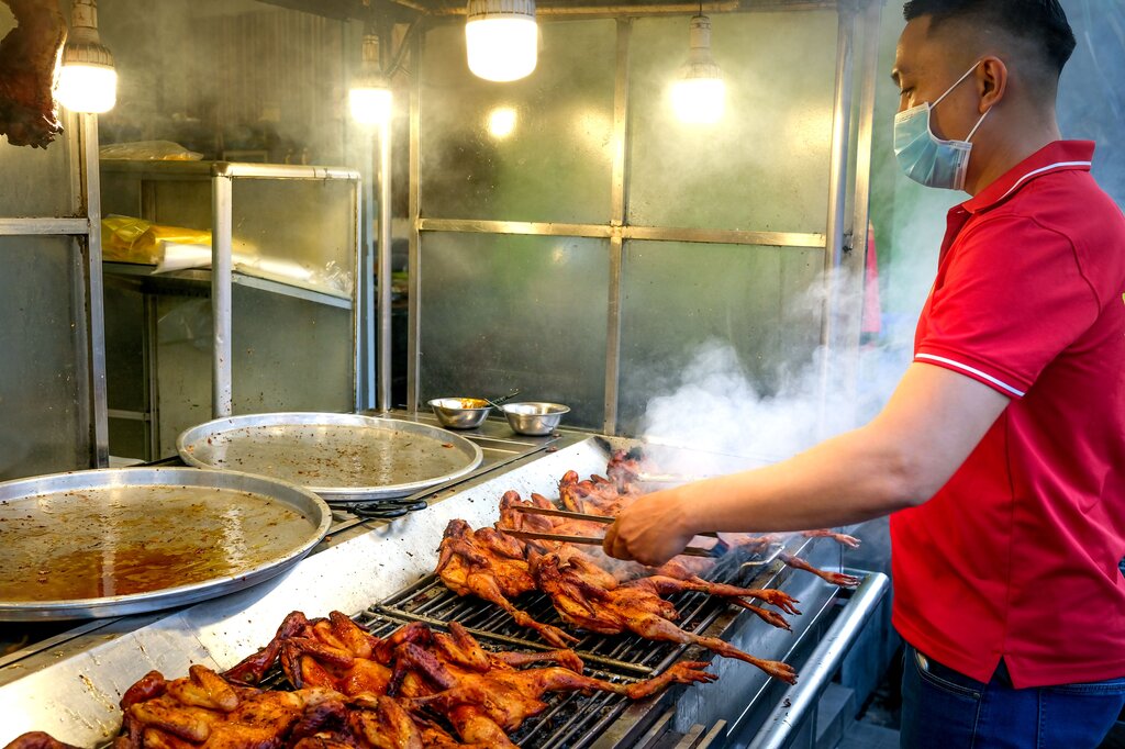 warung ayam bakar lezat mas ray, yang sudah bersertif halal dan tempatnya bersih
