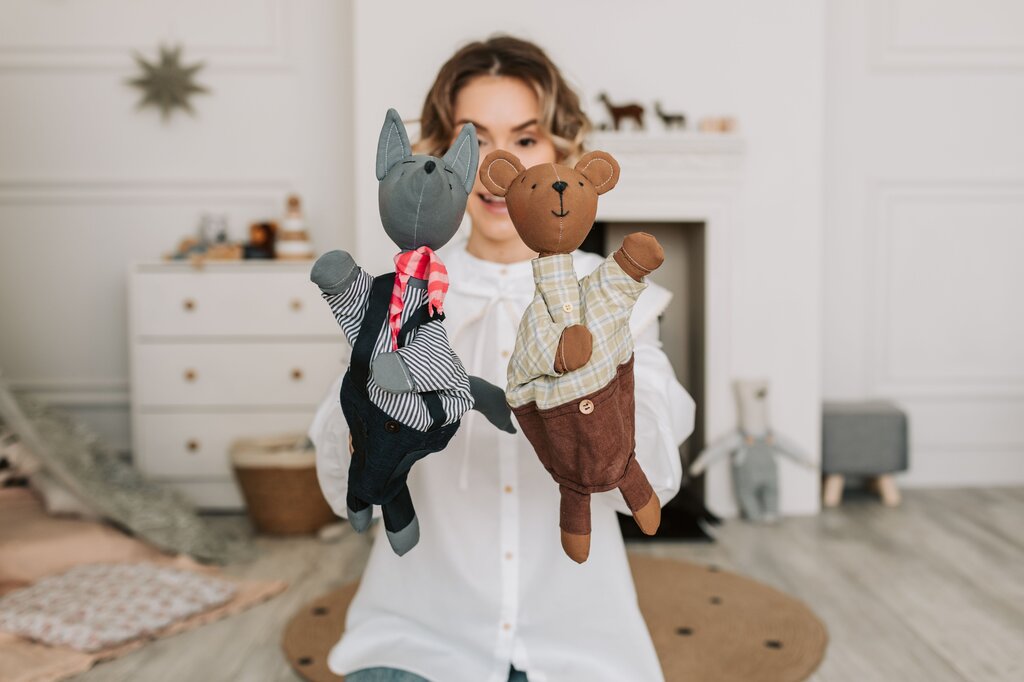 Where does glove puppet from?