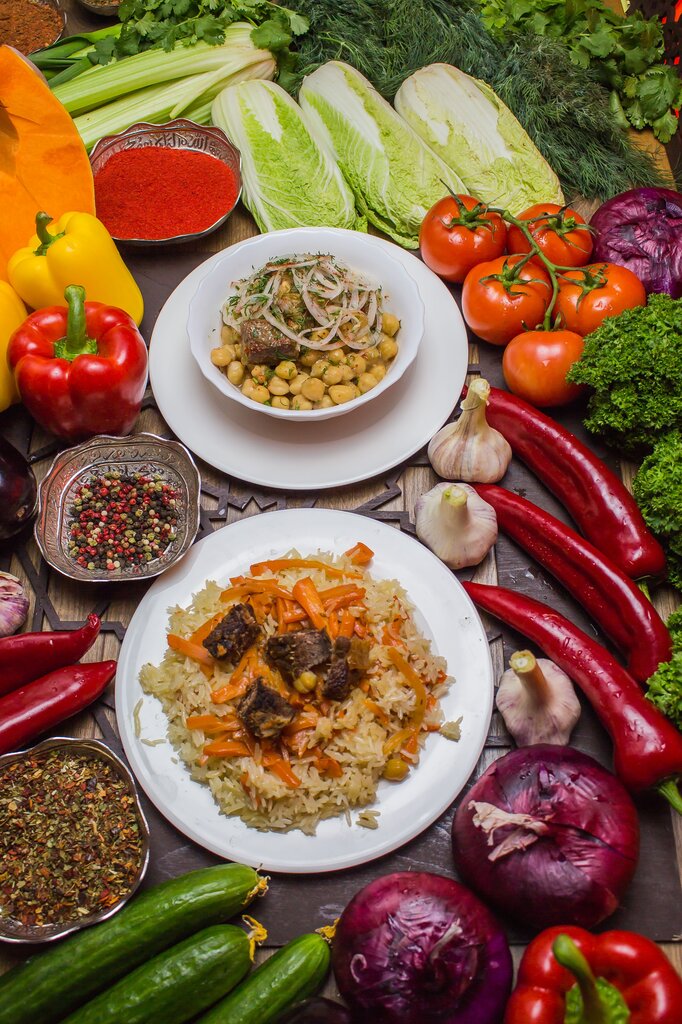 Según Hinostroza, ¿qué zonas dieron origen a las tradiciones culinarias regionales?
