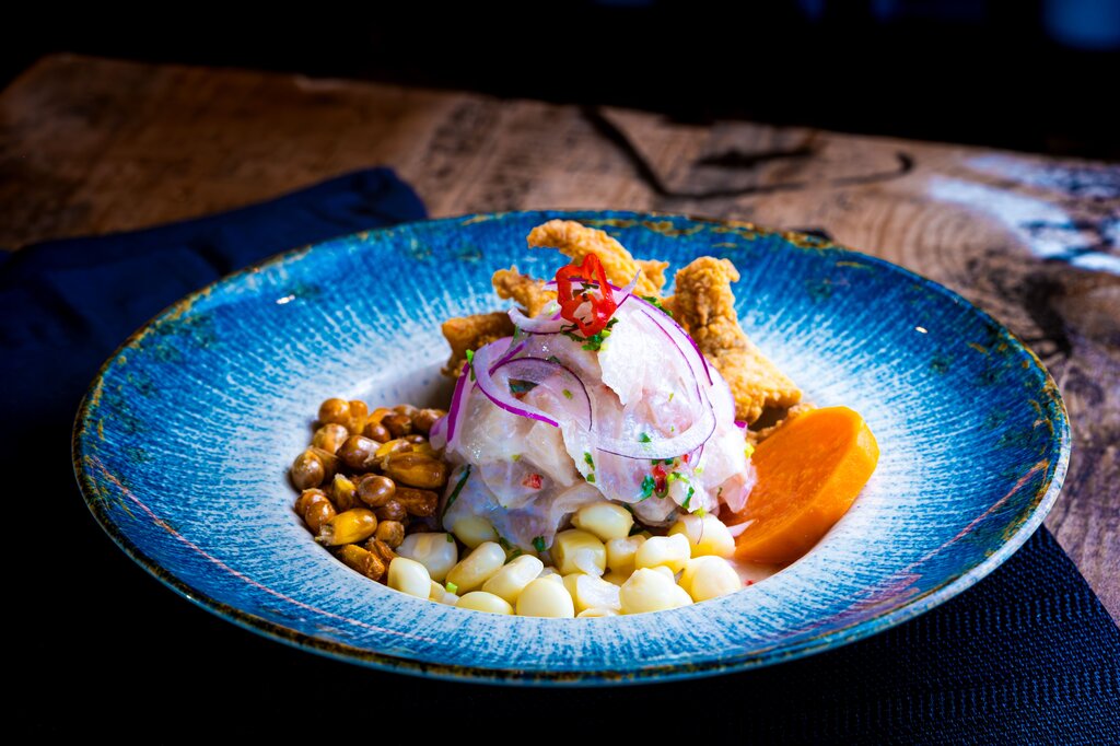 ¿Qué ingrediente distingue el ceviche de la costa respecto a la sierra?