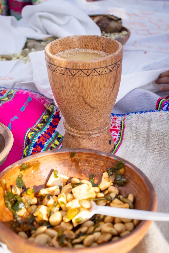 ¿Qué bebida tradicional peruana se menciona como chicha y qué técnica de fermentación la caracteriza?
