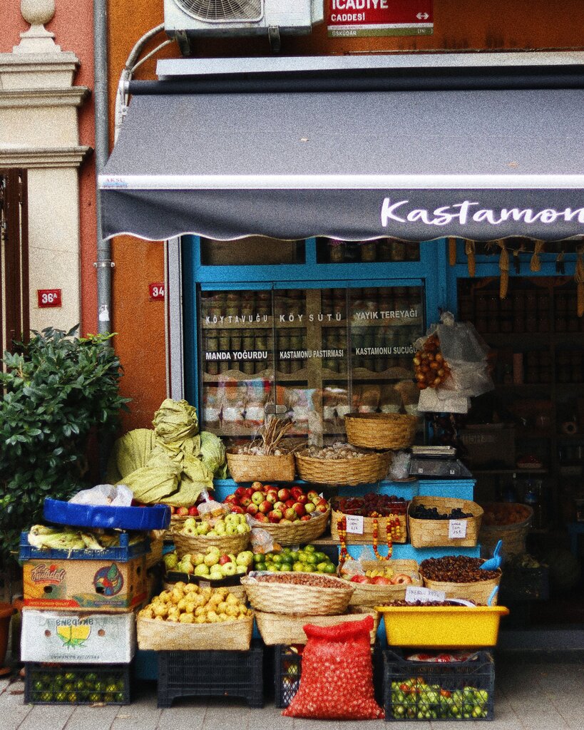 ¿Cómo se describe la relación entre recursos locales y oferta gastronómica?