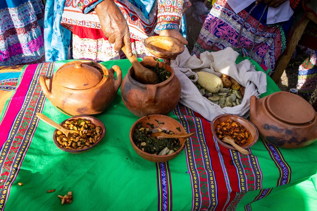 ¿Qué papel juegan las gestiones locales y el turismo en la historia gastronómica regional?