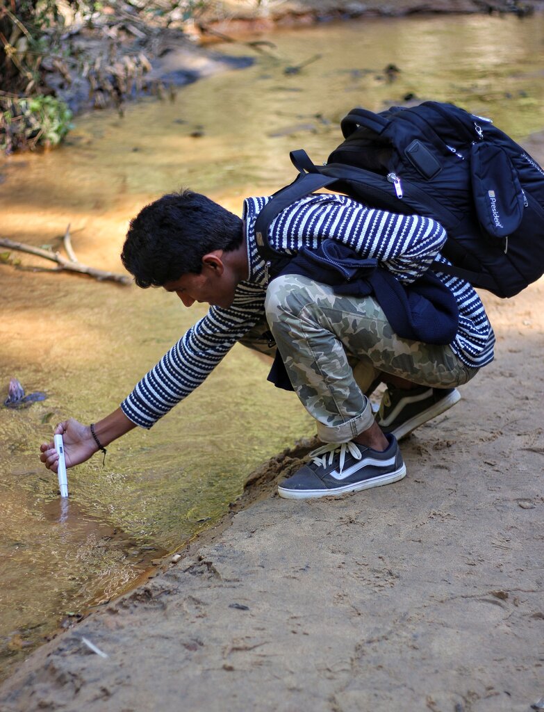 Un grupo de estudiantes quiere investigar la contaminación de un río y sus efectos en los peces. ¿Qué opción representa mejor las ciencias que podrían participar en la investigación?