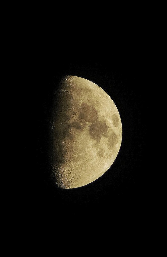 The moon ____ so bright.