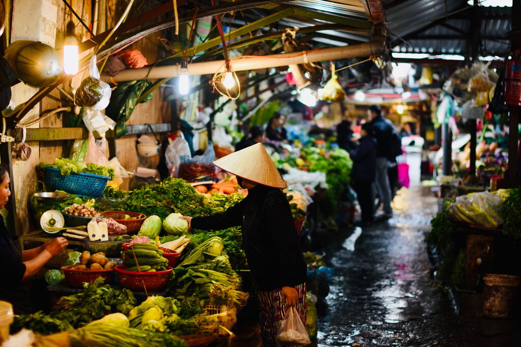 They ____ vegetables in the market.