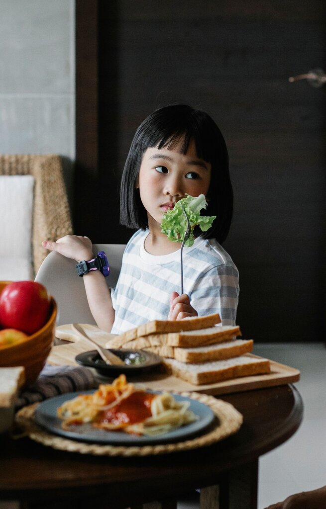 Complete the sentence: "Rina ______ lettuce because it tastes bitter to her."
