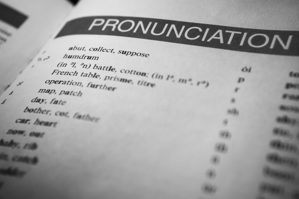Pregunta 4
If you don't know the meaning of that word, you can _______ in an online dictionary.

A) look it up [CORRECTA]

B) look after it

C) look at it

D) look for it
