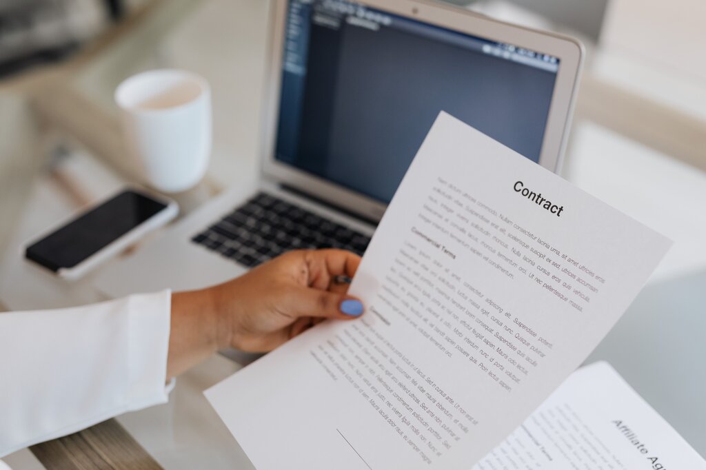 Pregunta 8
Before submitting your homework online, make sure to _______ the file attached.

A) check [CORRECTA]

B) connect

C) click

D) download