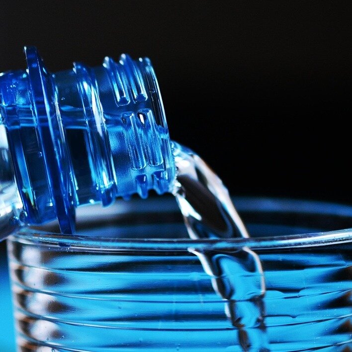 ¿Qué parámetro físico refleja la concentración total de minerales e iones disueltos (calcio, magnesio, sodio, bicarbonatos) en el agua envasada?