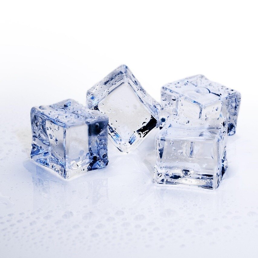 En la fabricación de hielo potable para consumo humano, ¿qué fenómeno físico-químico ocurre cuando el agua contiene un exceso de aire disuelto y sales minerales no purificadas?