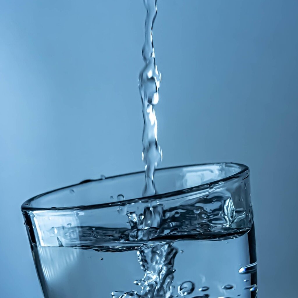 ¿Cómo se clasifica legalmente el agua extraída de un acuífero subterráneo protegido que mantiene una composición mineral constante y no requiere tratamientos químicos agresivos?