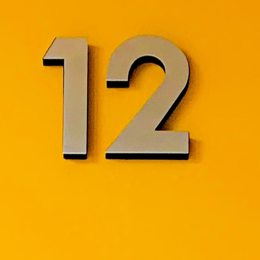 اختر العدد الأكبر من 9 أو 3 و12؟