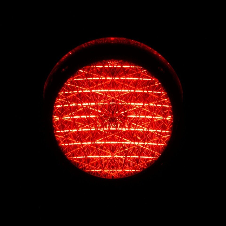 ¿Qué indica una luz roja en el semáforo?