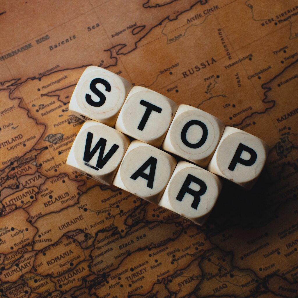 ¿Qué país se retiró de la guerra en 1917 debido a una revolución interna?