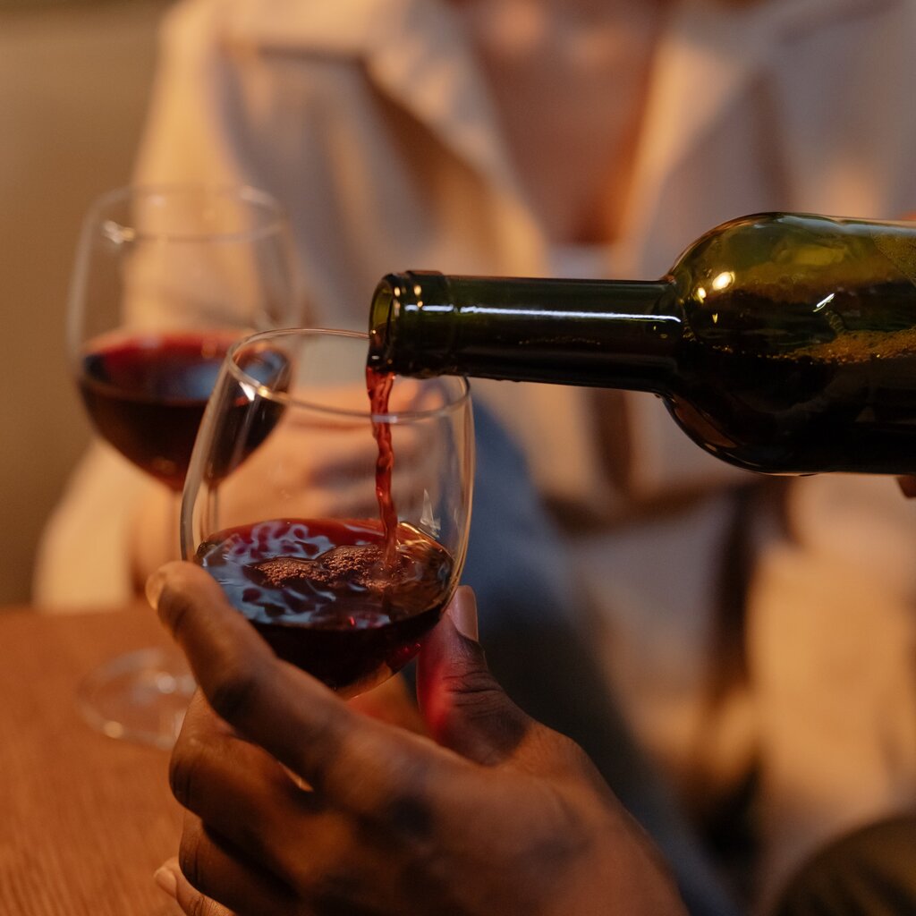 ¿Cuál de los siguientes es un efecto físico del consumo excesivo de alcohol?